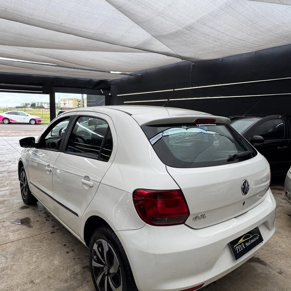 🚗 Gol G6 2015-2016 1.0 completo!Com multimídia, câmera de ré e 4 pneus novos 🔥Carro super cons (6)
